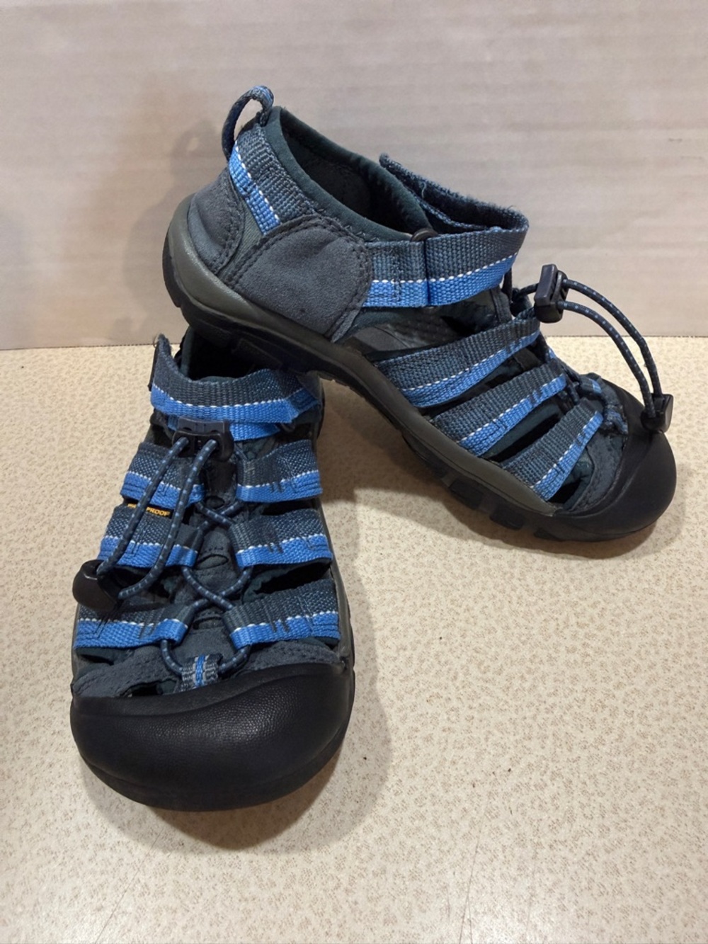 Keen Newport H2 Closed Toe Waterproof Sandal Boys/Girls Size 2